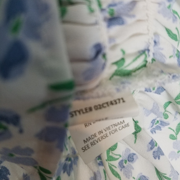 Sienna sky floral smocked puff sleeve size medium - Picture 8 of 8